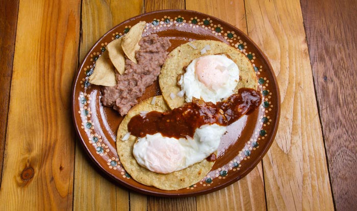 Huevos Rancheros Divorciados... ¡con Mole!