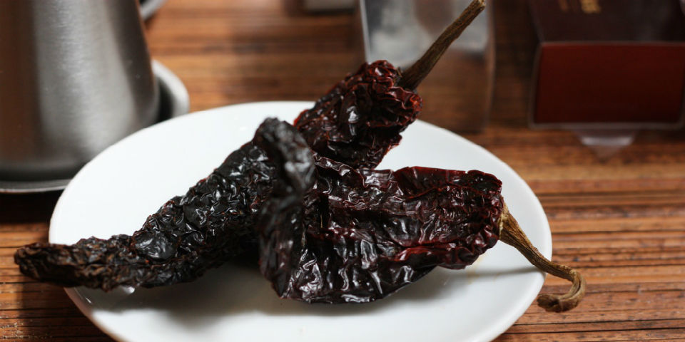Chile Pasilla: La elegancia ahumada y oscura