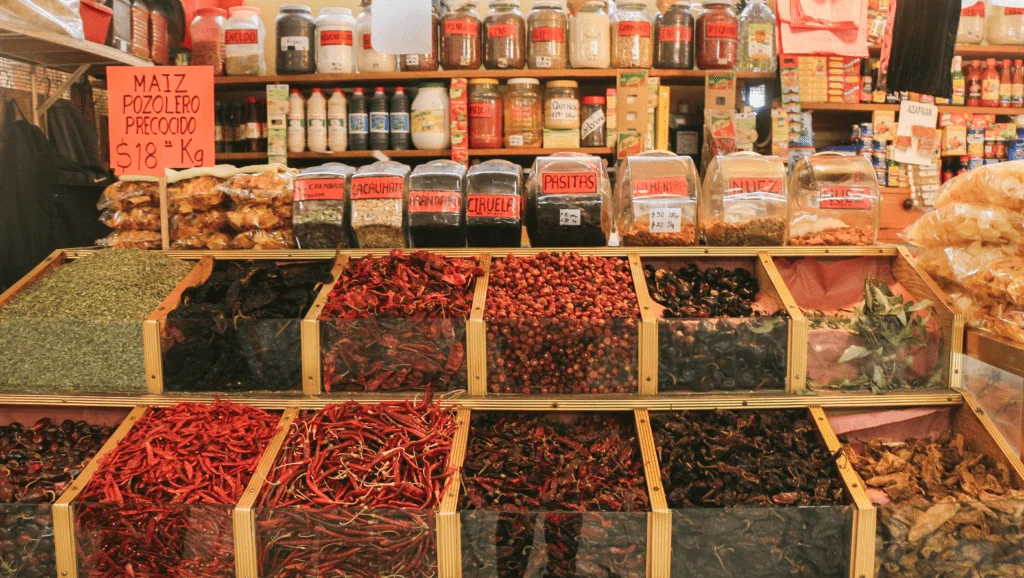 Chiles secos en un mercado, un producto indispensable que comprar en un mercado mexicano.