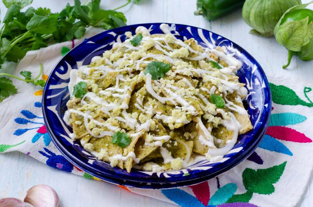Cómo hacer Chilaquiles- 7 recetas fáciles (Rojos, Verdes y de Mole)