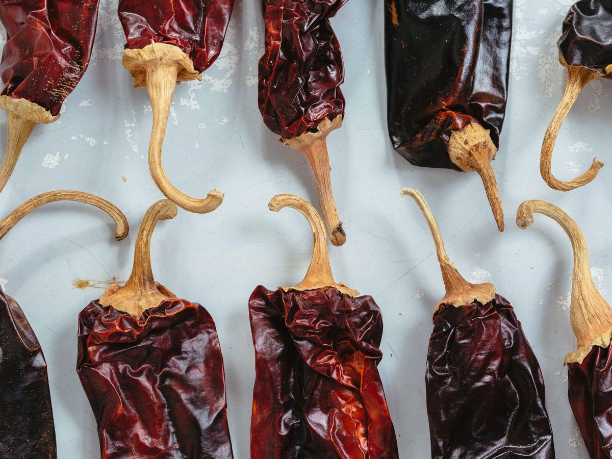 Guía visual con los 5 tipos de chiles secos más importantes de la cocina mexicana.