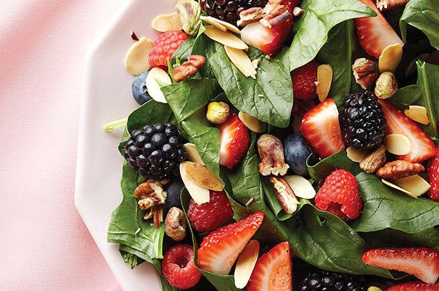 Receta de ensalada con aderezo de zarzamora, espinacas y frutos rojos.