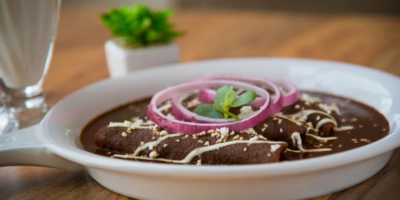¿Con qué acompañar el Mole? 15 Guarniciones y bebidas perfectas